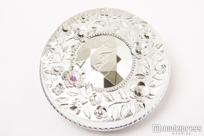 ジルスチュアートならではの乙女チックなパッケージ（C）モデルプレス