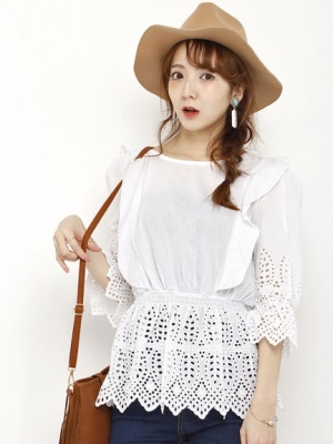 フリル×カットワークレーストップス「LocoChica(ロコチーカ)」3,996円(税込)/画像提供:モバコレ