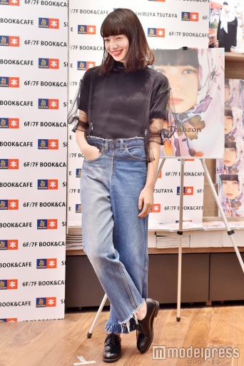 メンズっぽい太めシルエットのデニム／小松菜奈（C）モデルプレス