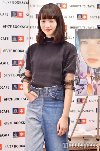 赤リップがさし色に／小松菜奈（C）モデルプレス