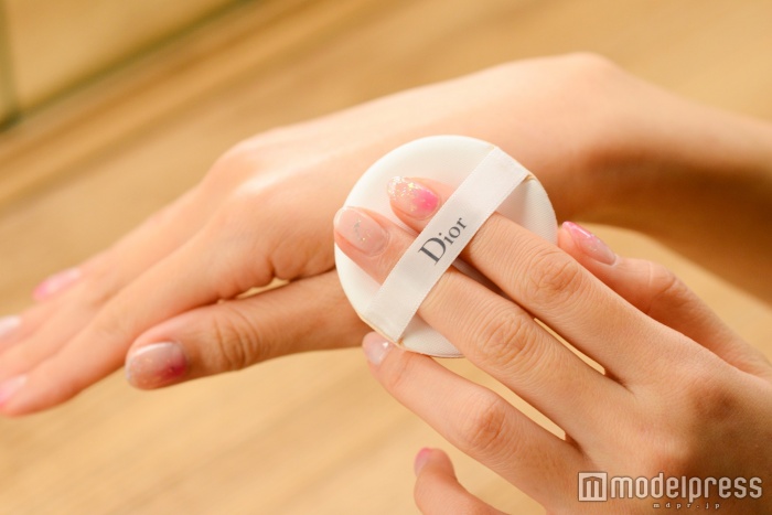 軽くパッティングするだけで馴染む（C）モデルプレス