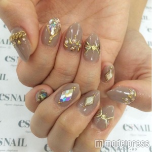 ベージュスモーキー／画像提供・esNAIL