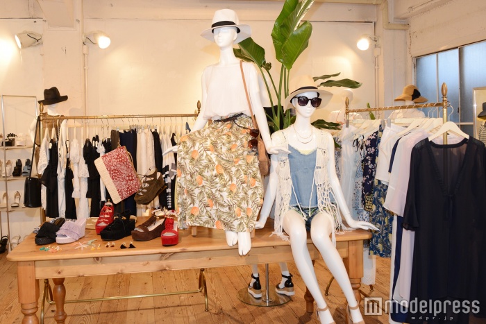 リゾートっぽいスタイルもオシャレ（C）モデルプレス