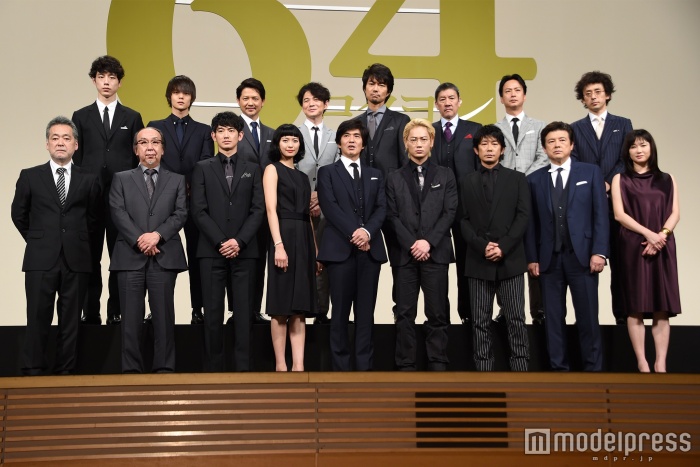 （前列左から）瀬々敬久監督、横山秀夫氏、瑛太、榮倉奈々、佐藤浩市、綾野剛、永瀬正敏、三浦友和、夏川結衣（後列左から）坂口健太郎、窪田正孝、緒形直人、吉岡秀隆、仲村トオル、奥田瑛二、椎名桔平、滝藤賢一（C）モデルプレス