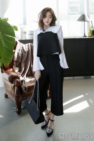 ジュエリーディテールクロスストラップフラットシューズ「DHOLIC」7,117円（税込）／画像提供：DHOLIC