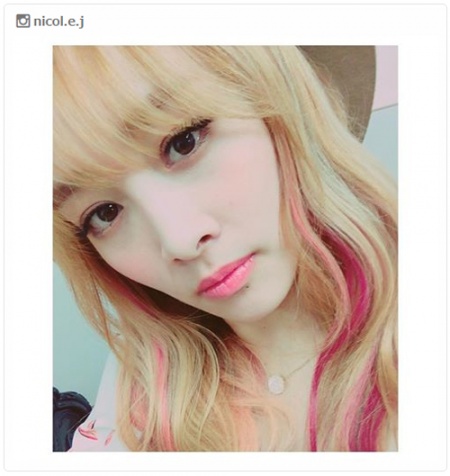 鮮やかピンクのアクセサリーカラーを入れたニコル／ニコルInstagram