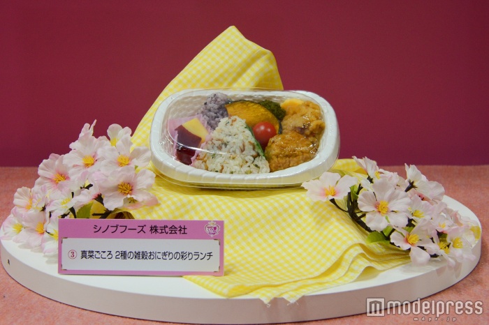 「真菜ごころ 2種の雑穀おにぎりの彩りランチ」（シノブフーズ株式会社）／（C）モデルプレス