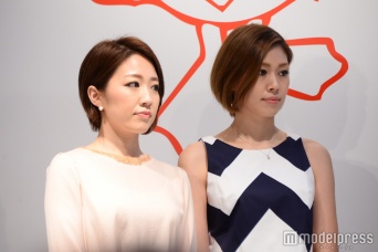 美食女子（左から）真鍋摩梨、須藤芽衣子（C）モデルプレス