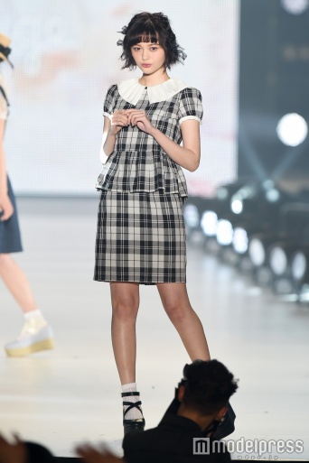 ガーリーファッションにはラウンド型オン眉／玉城ティナ（C）モデルプレス