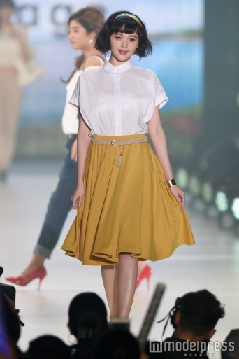 ヘアアクセと合わせてサイド分け／玉城ティナ（C）モデルプレス