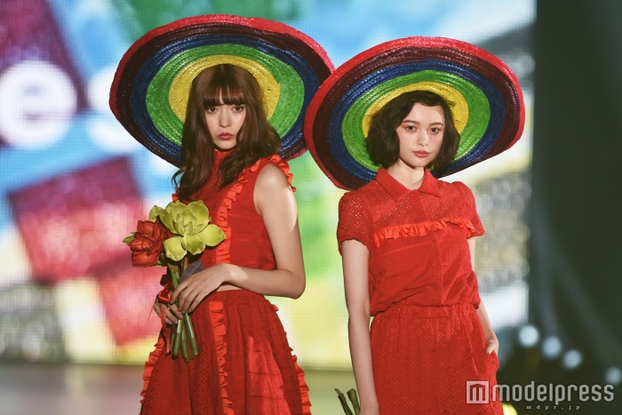 デコ出しはパンツスタイルにも◎／（右）玉城ティナ（C）モデルプレス