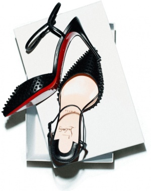 「ミニスパイクのアンクルストラップ」129,000円／Christian Louboutin（C）TOPLOG