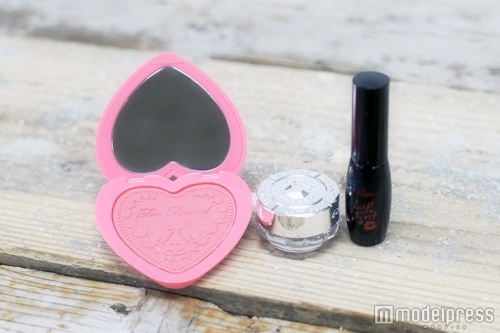 （左から）【1】チーク：Too Faced「LOVE FLASH-Love Hangover」 【2】アイシャドウ：JILL STUART「ジェリーアイカラー N」05 angelic glint 【3】リップ：ヴィセ「リシェ リップティント」RD-1（レッド系）