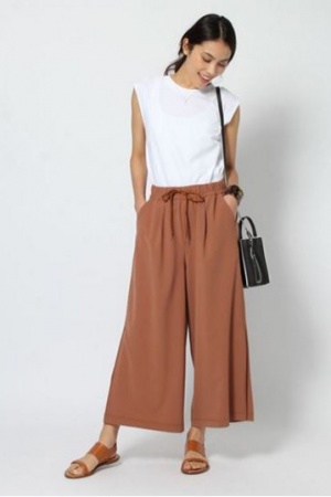 スリットフレアパンツ「BARNYARDSTORM」12,960円（税込）／画像提供：[.st]