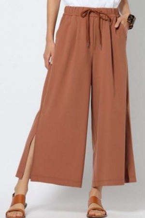 スリットフレアパンツ「BARNYARDSTORM」12,960円（税込）／画像提供：[.st]