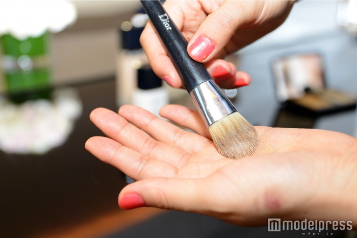 ソフトフォーカス パウダーの光の反射で肌に輝きを（C）モデルプレス