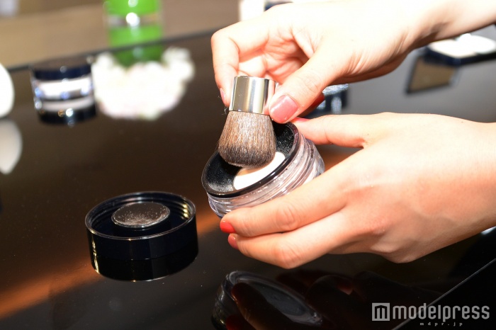 肌の上を転がすだけで透明感アップ（C）モデルプレス