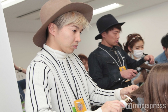 ヘアメイクの様子（C)モデルプレス