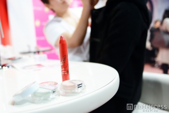 岸本セシルのメイクに使用された（左から）「ハートメルティアイズ4、5」「ボリューム バームリップOR361」（C）モデルプレス