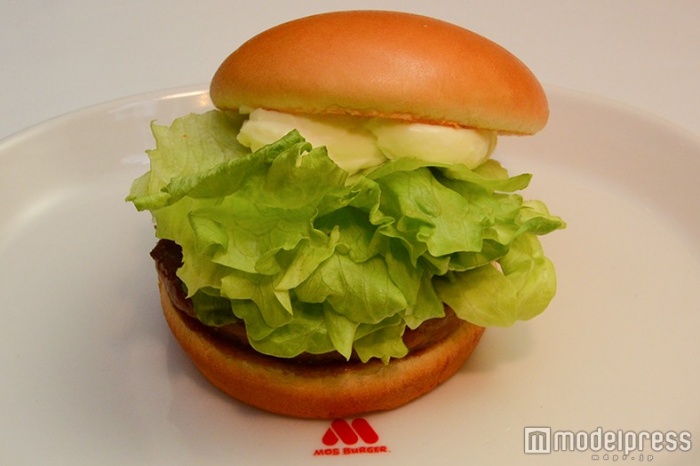 チーズ好きにはたまらない！モスの「クリームチーズテリヤキバーガー」を食べてみた（C）モデルプレス