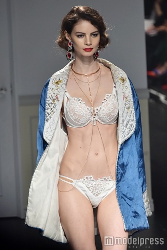 ロングネックレスがポイント(C)モデルプレス