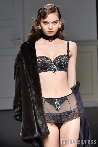 繊細なレース×毛皮でラグジュアリーに(C)モデルプレス