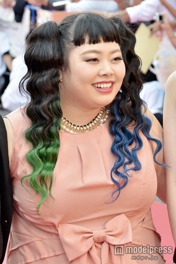 左右で違うカラーリング／渡辺直美（C）モデルプレス