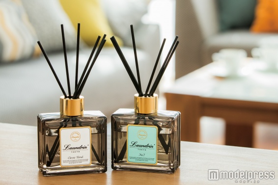 （左から）「ランドリン ルームディフューザー クラシックフローラル」80ml ￥830・つめかえ80ml ￥598／「ランドリン ルームディフューザーNo.7（ナンバーセブン）」80ml ￥830・つめかえ80ml ￥598 ※3月15日発売（画像提供：セブン＆アイ出版）