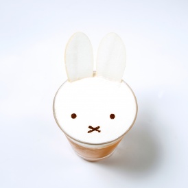「ミッフィー ラテ（ICE）」￥780／画像提供：パルコ