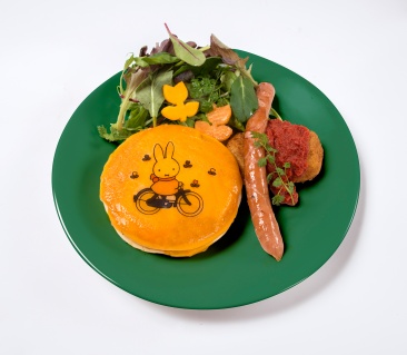 「お花畑をサイクリング♪チーズパンケーキ」￥1，180／画像提供：パルコ