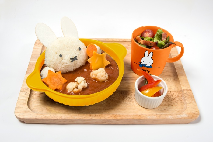 「ミッフィーのトマトチキンカレー」マグカップ付き 1，680、マグカップなし￥1，380／画像提供：パルコ