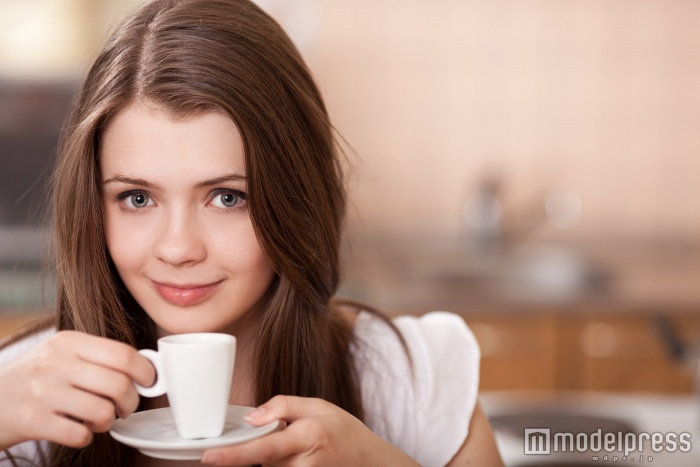 冷たい飲み物より温かいものを選んで（Photo by yuriyzhuravov） 