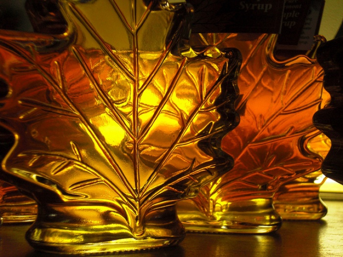メープルシロップは栄養満点/Maple syrup glass light leaf by Ano Lobb. @healthyrx