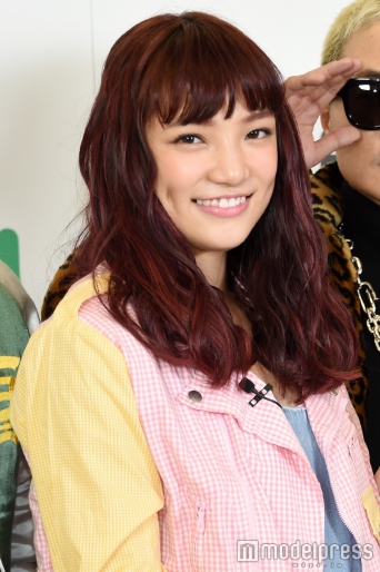 切り替えデザインのライダースジャケットでキュートに/須田アンナ(C)モデルプレス