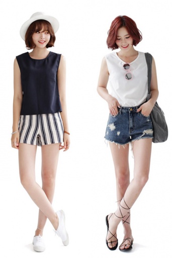 バックスリットブラウス&パンツセットアップ「DHOLIC」7,506 円(税込)／画像提供：DHOLIC