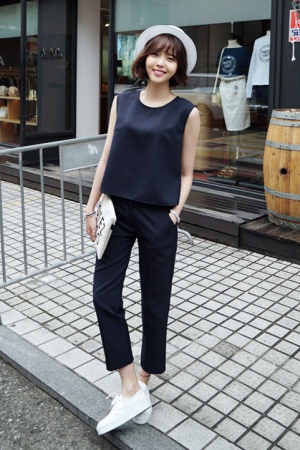 バックスリットブラウス&パンツセットアップ「DHOLIC」7,506 円(税込)／画像提供：DHOLIC