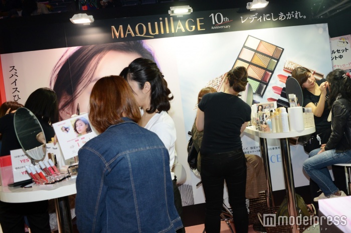 「マキアージュ」メイクをしている様子（C）モデルプレス