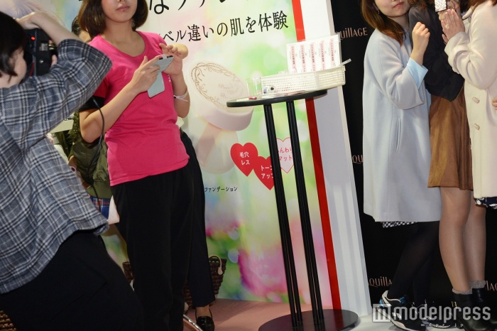 仲良く記念撮影（C）モデルプレス