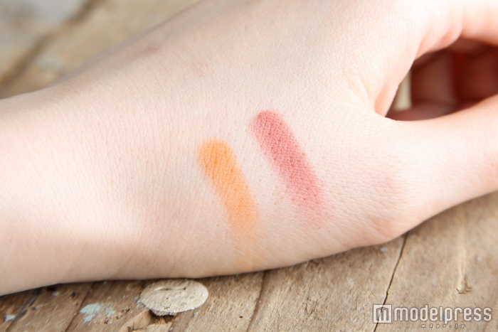 鮮やかなオレンジと赤（C）モデルプレス