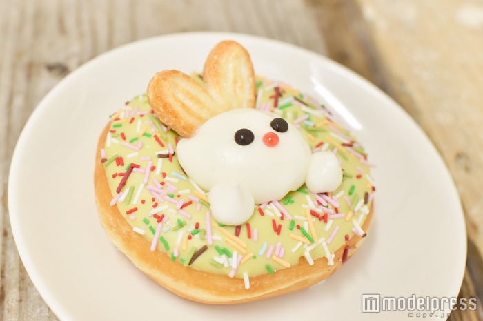 ドーナツからひょっこり顔を出してる姿が可愛い！（C）モデルプレス