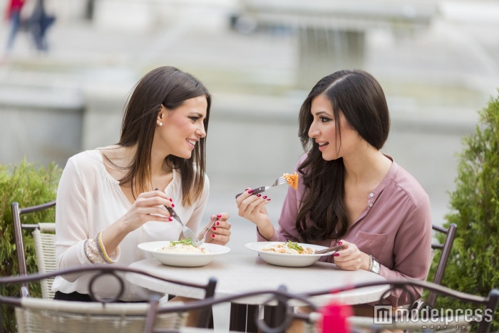 トップスは胸元が開きすぎないように(Photo-by-Boggy/Fotolia)