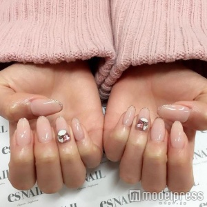 ビンク×ビジューネイル／画像提供：esNAIL