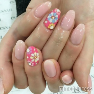 ピンク×フラワーネイル／画像提供：esNAIL