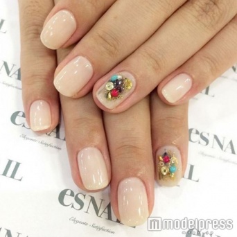 ホワイト×カラフルビーズネイル／画像提供：esNAIL
