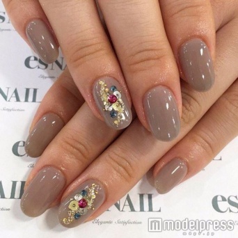 グレー×カラフルビーズネイル／画像提供：esNAIL