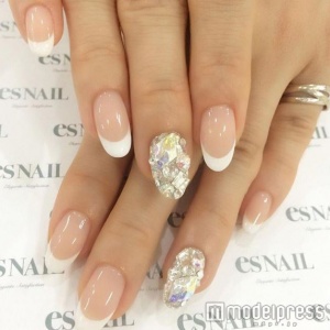 フレンチ×ビジュ-ネイル／画像提供：esNAIL