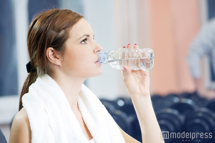 水分の摂り過ぎに注意！「むくみ」を招くNGな水の飲み方（Photo by Markin） 