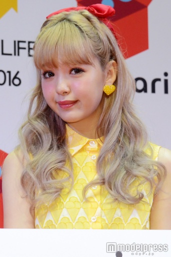 以前はハイトーンのロングヘアー／藤田ニコル（C）モデルプレス