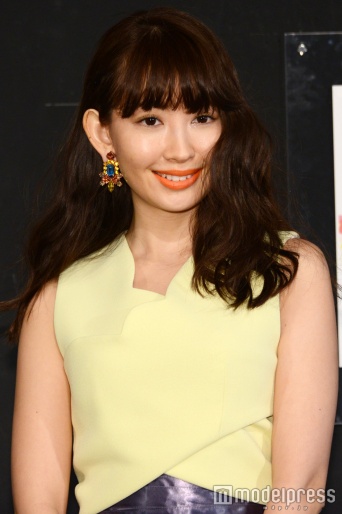 小嶋陽菜／トップス「CARVEN（カルヴェン）」、ピアス：私物（C）モデルプレス