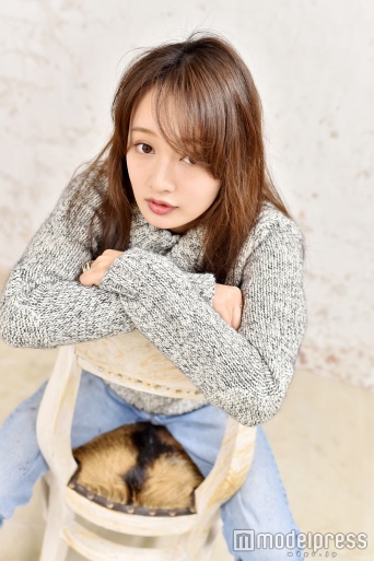 インタビューに応じた、わたなべ麻衣（C）モデルプレス